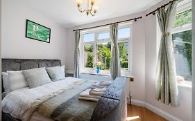 Lovely Garden Apartment In Wimbledon Town Centre With Private Parking By Wimbledon Holiday Lets